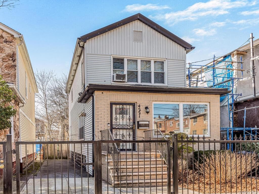 4221 Murdock Avenue photo 1