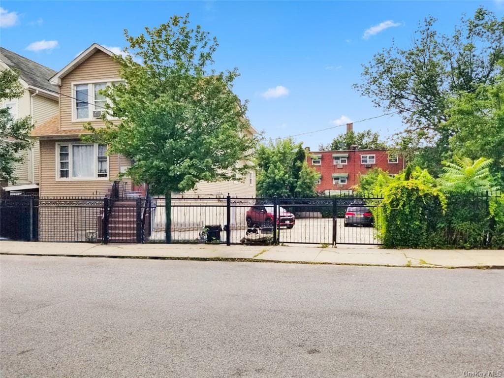 611 Saint Lawrence Avenue photo 1