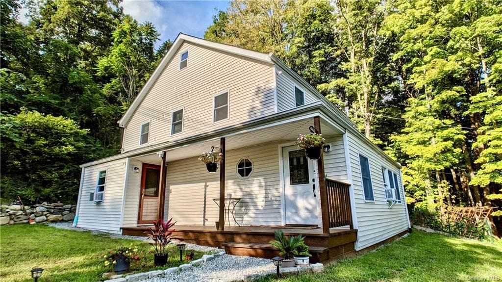 682 Underhill Avenue photo 1