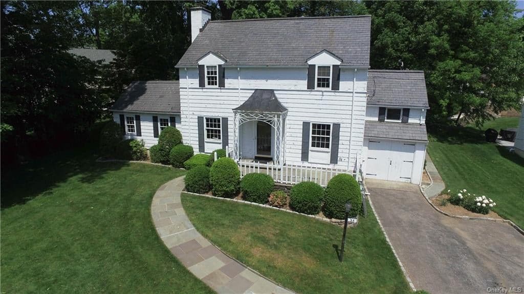 35 Rose Avenue photo 1