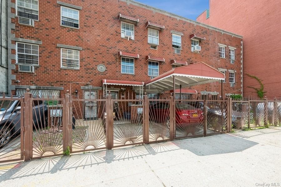 814 E 175th Street photo 1