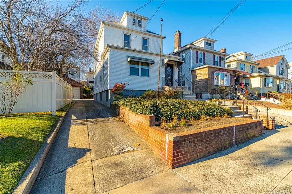 1819 Willow Lane photo 1