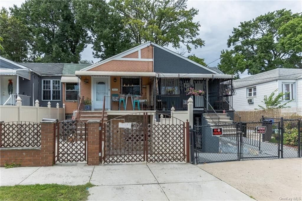 553 Saint Lawrence Avenue photo 1