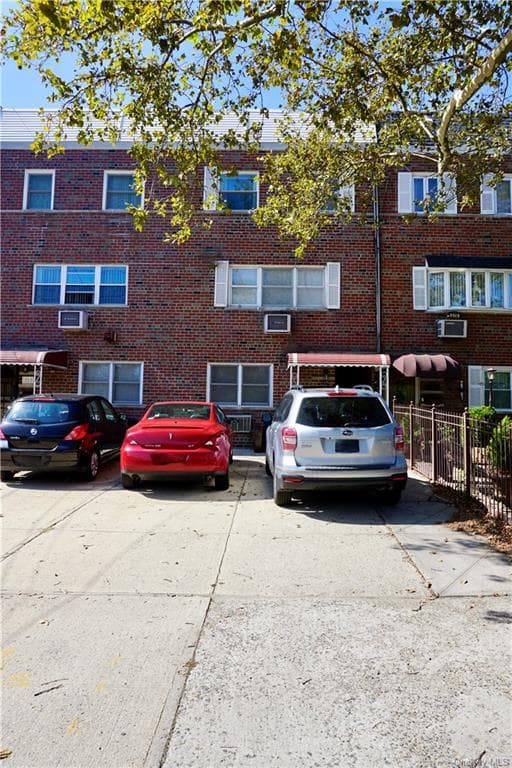 517 Hollywood Avenue photo 1