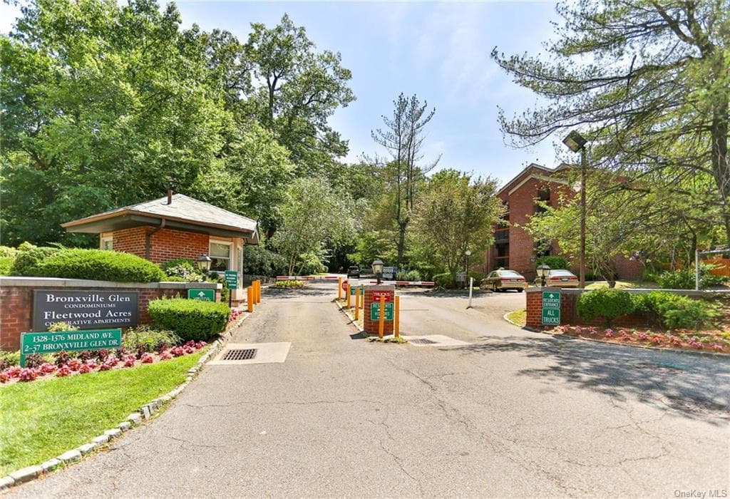 1376 Midland Avenue Unit: 401 photo 1