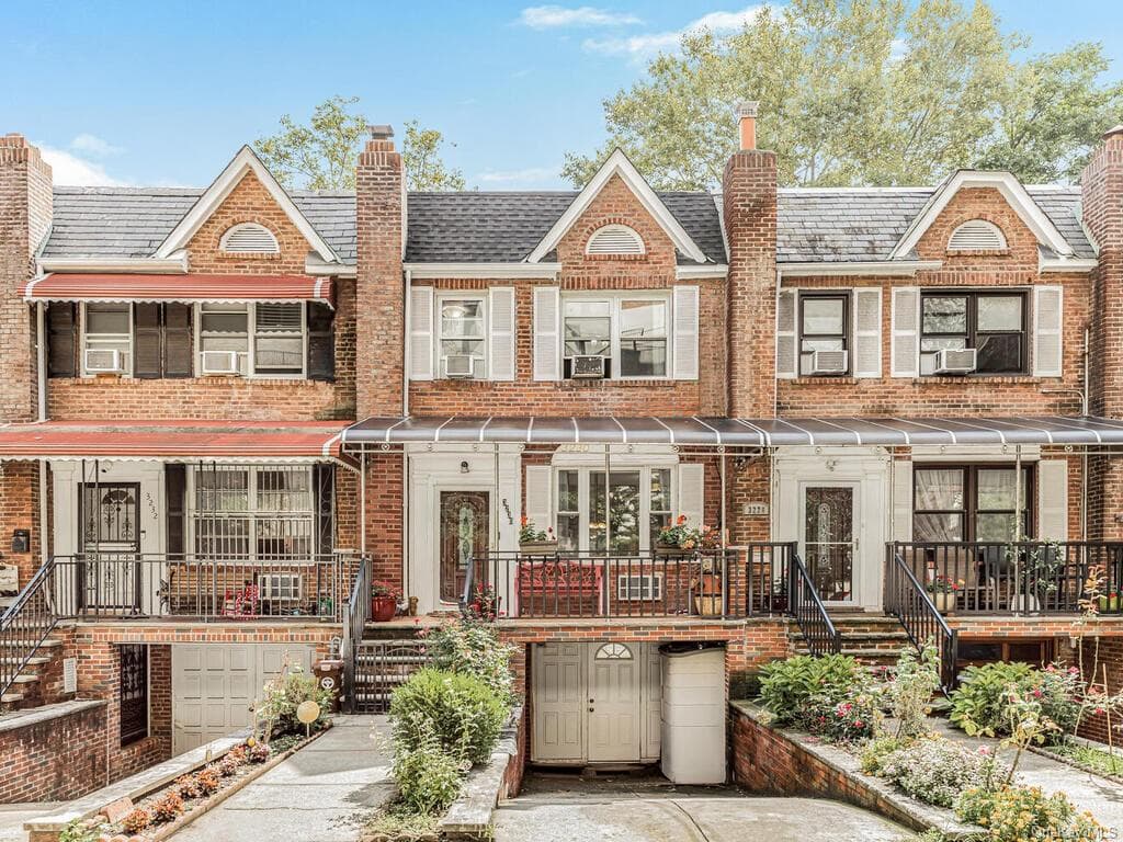 3230 Irwin Avenue photo 1