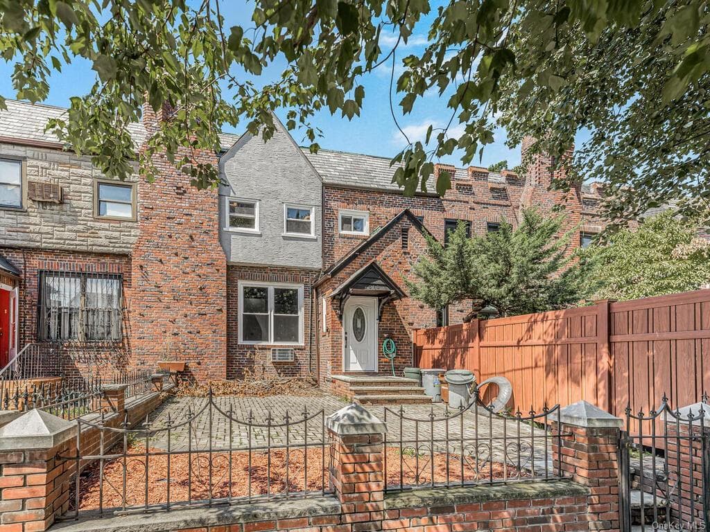 2513 Yates Avenue photo 1