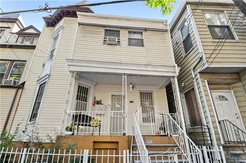 2330 Aqueduct Avenue photo 1