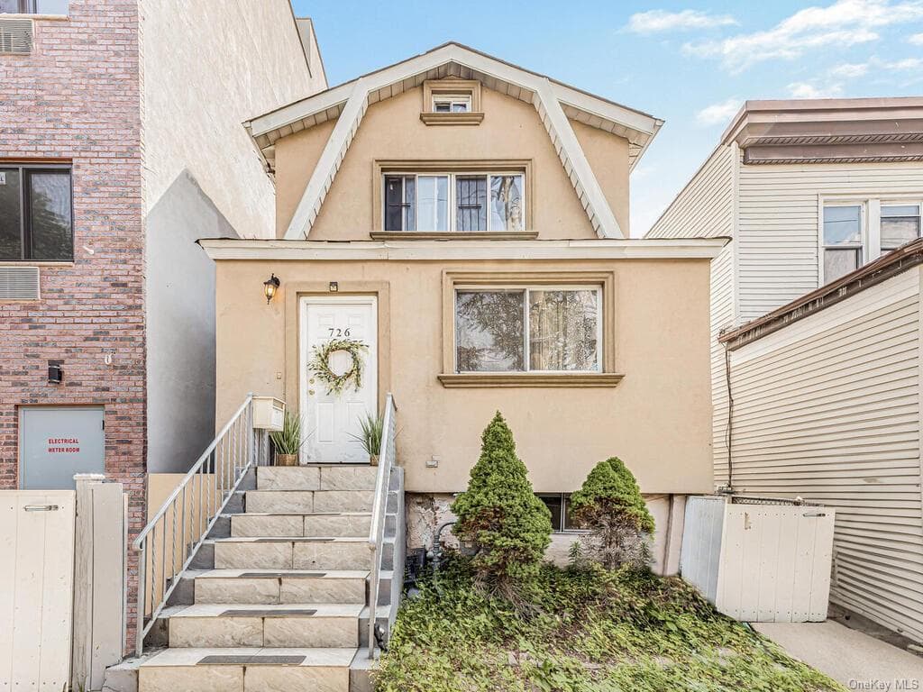 726 Saint Lawrence Avenue photo 1