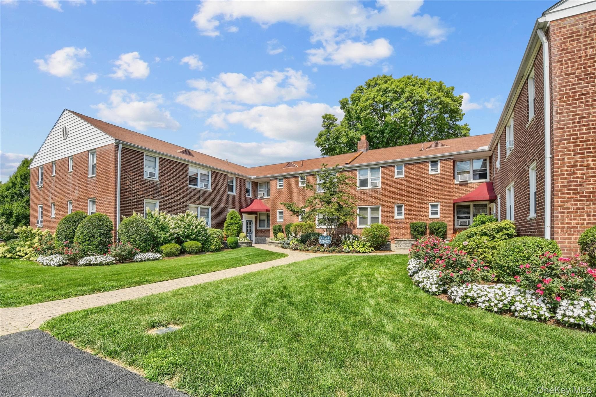 6 Bryant Crescent Unit: 1H thumbnail 2