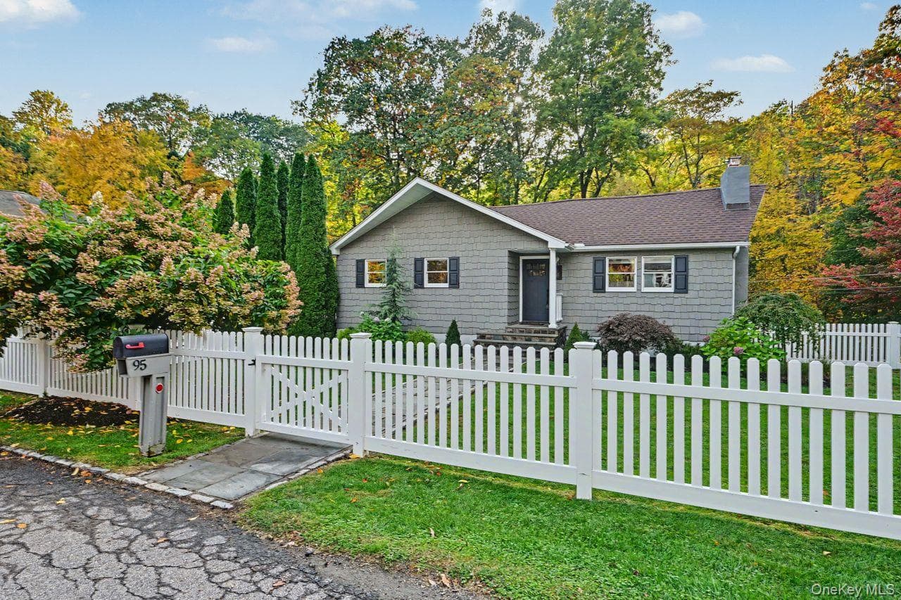 95 Clarkson Road, Carmel