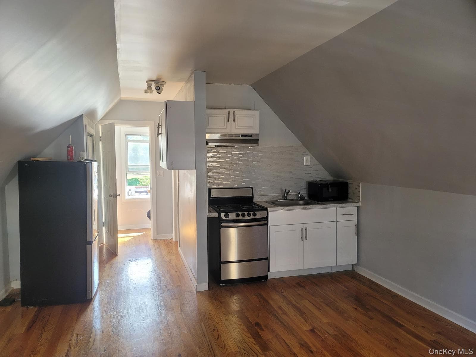 712 E 211th Street thumbnail 7