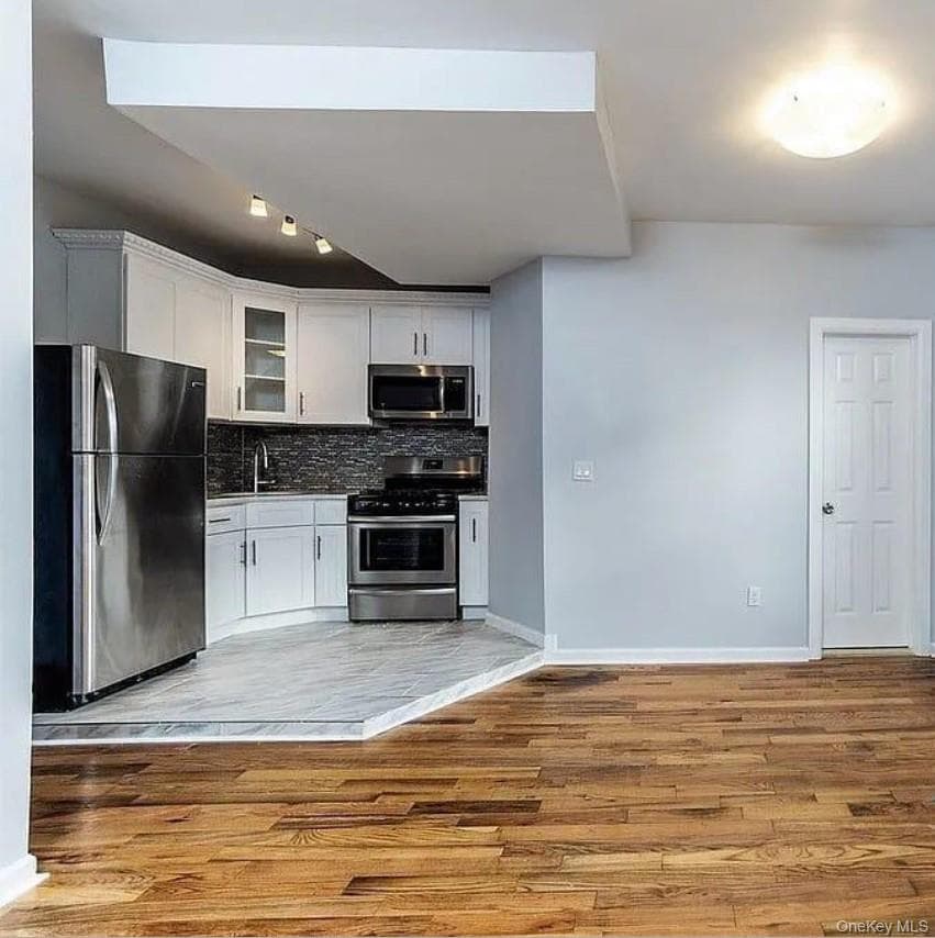 712 E 211th Street thumbnail 17