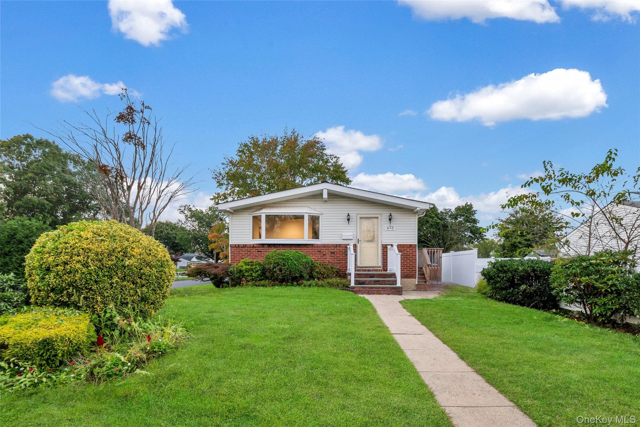 423 Westview Avenue, Deer Park