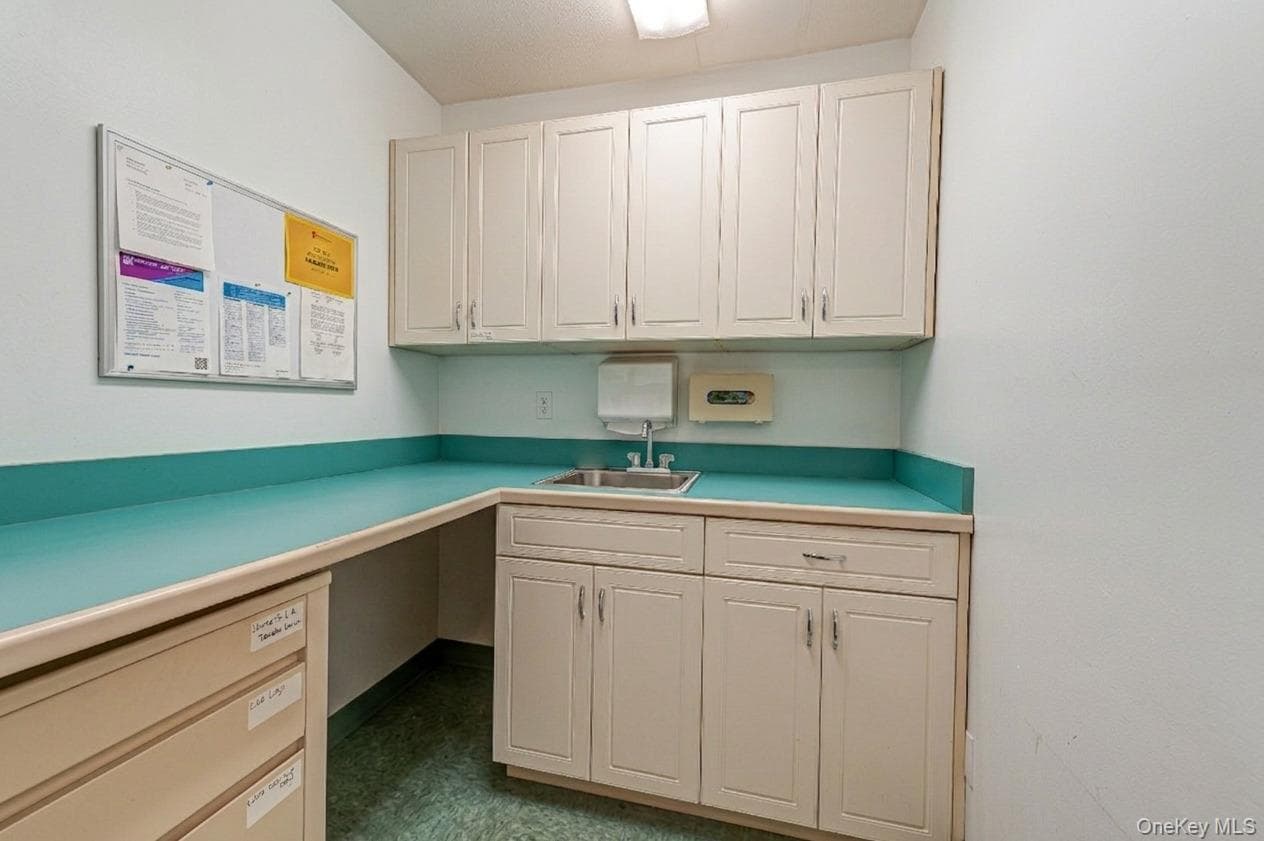 3250 Sunrise Highway thumbnail 15