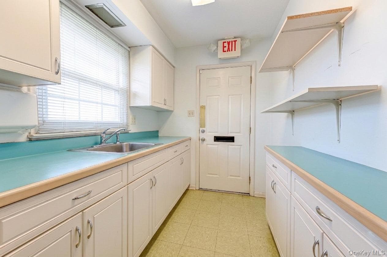 3250 Sunrise Highway thumbnail 16