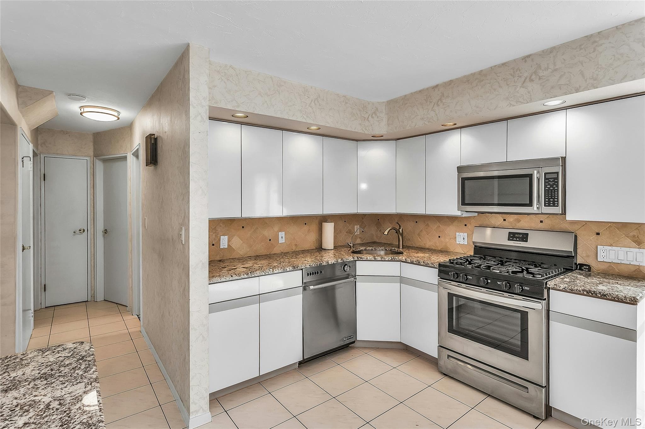 472 Chelsea Avenue thumbnail 8