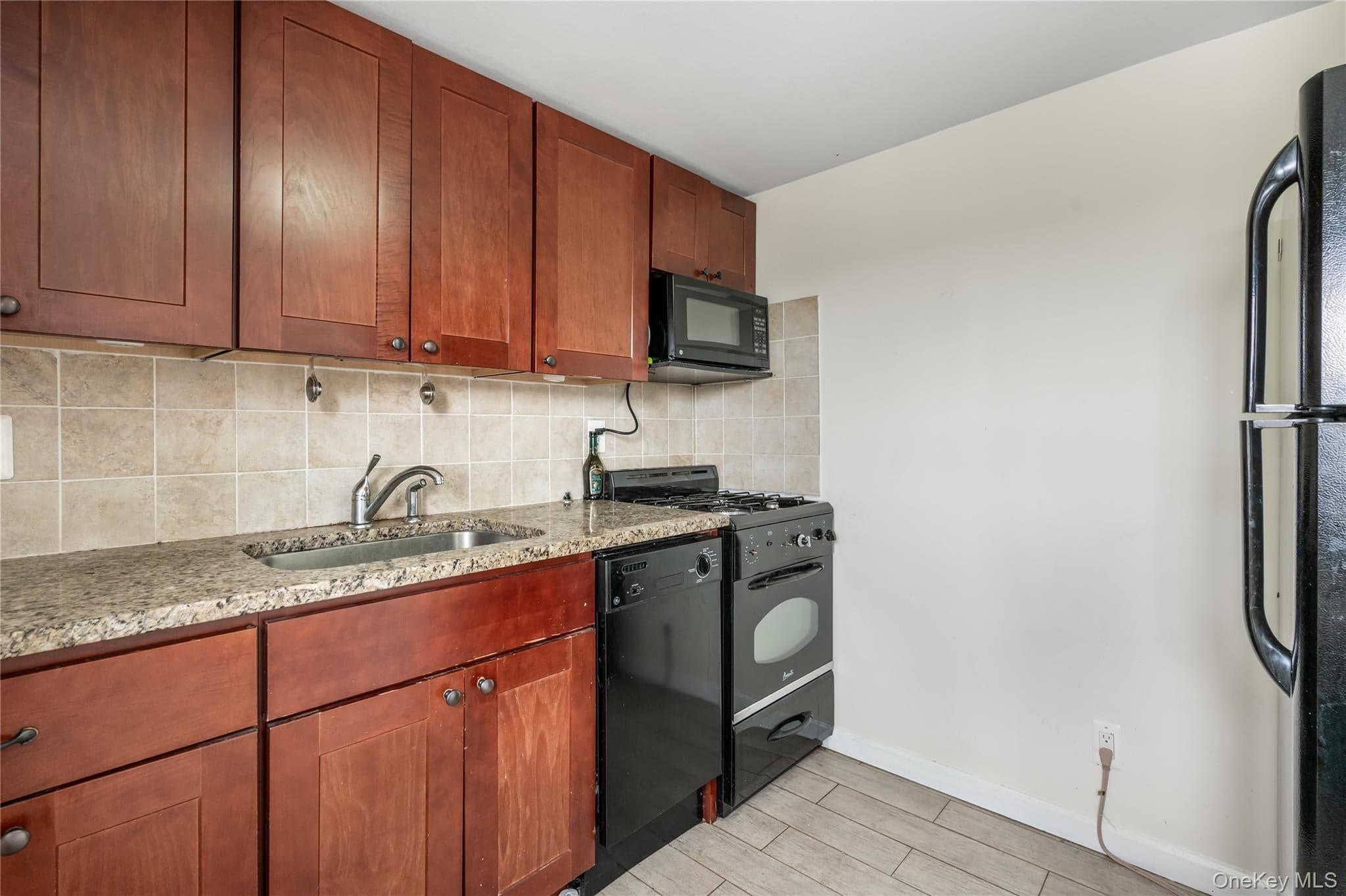 517 E Broadway thumbnail 3