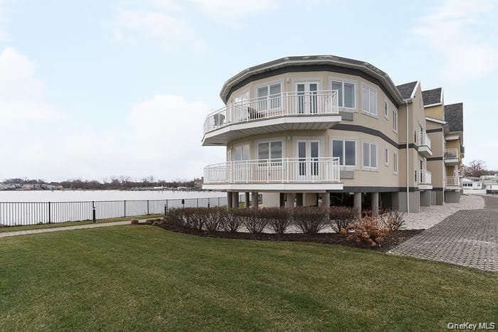 600 Clarence Avenue Unit: 2D thumbnail 3