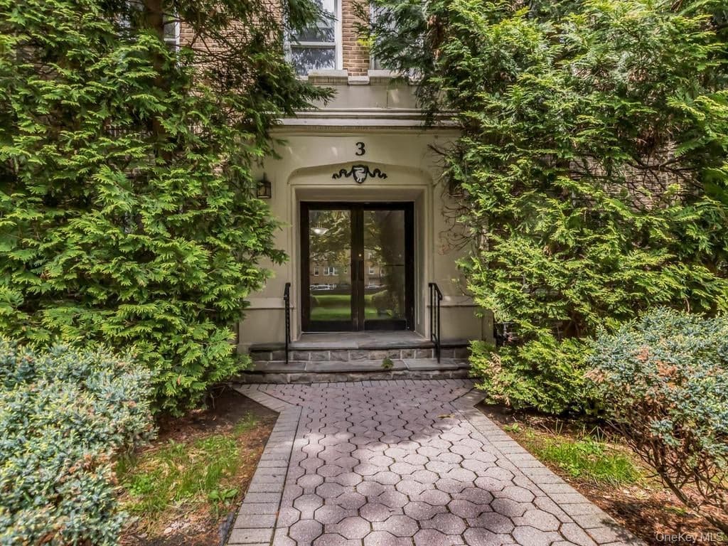 472 Gramatan Avenue Unit: O2, Mount Vernon