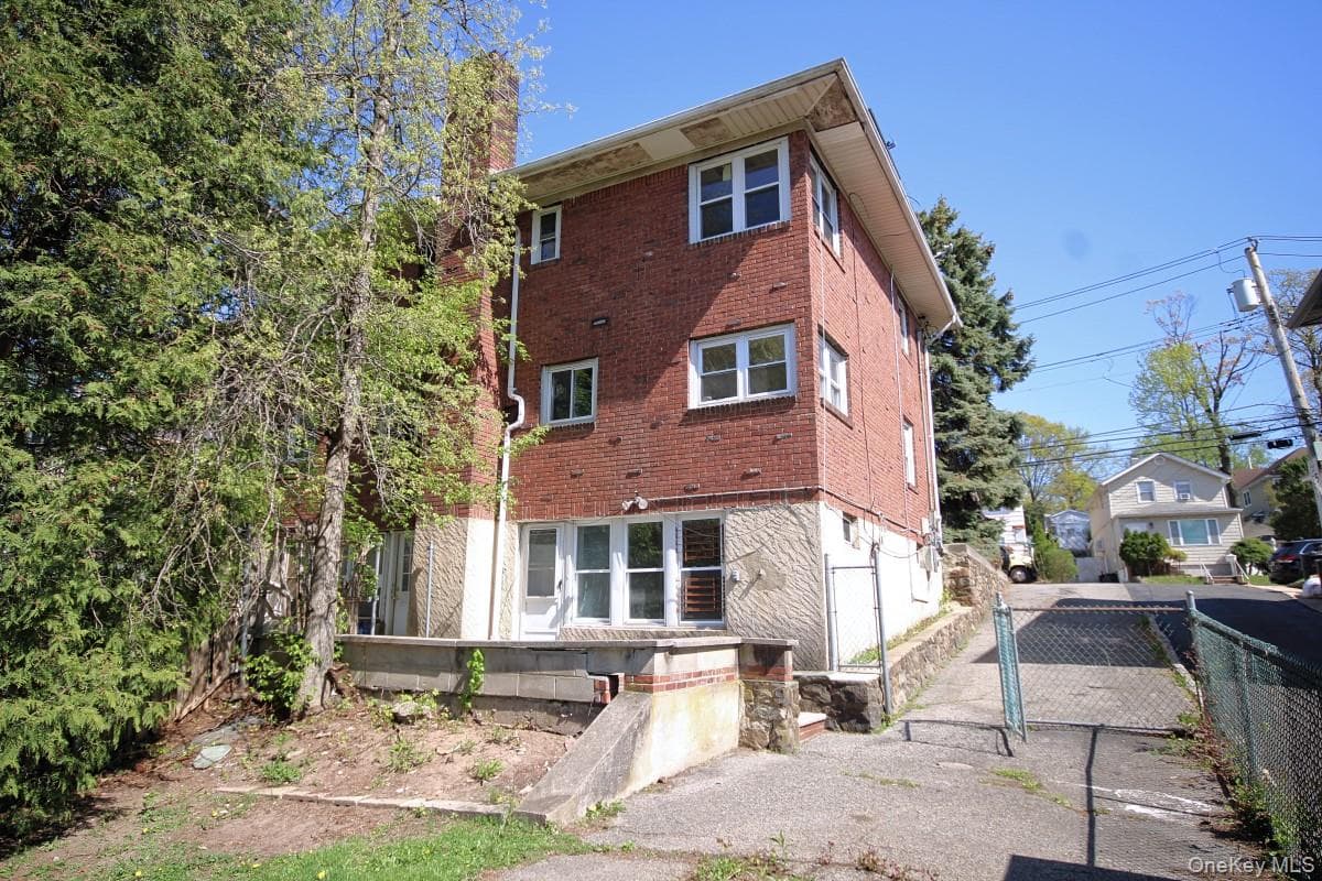 1051 Victory Boulevard photo 1