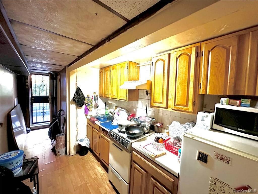 677 E 38th Street thumbnail 8