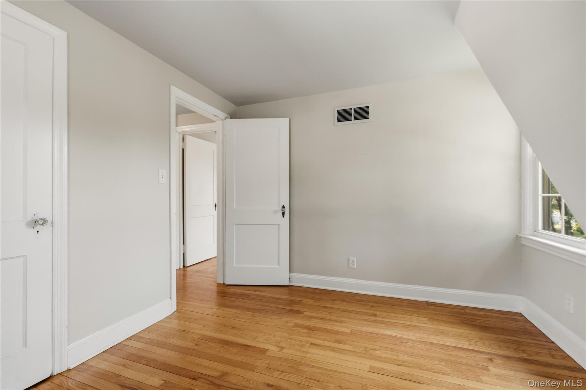 107 E Cedar Street thumbnail 39