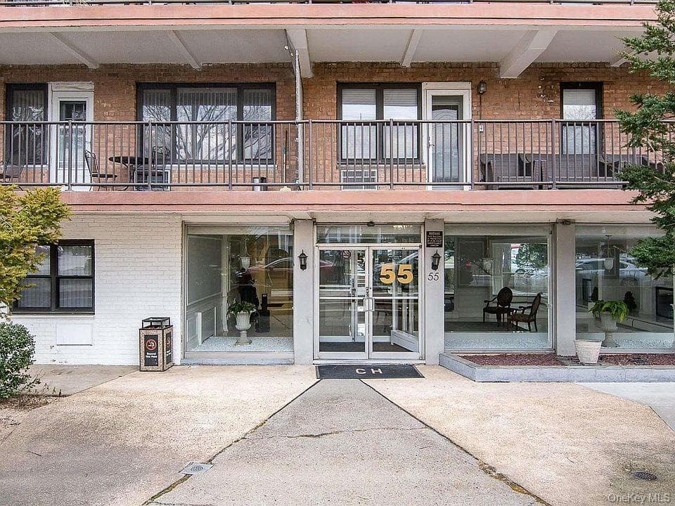 55 S Bergen Place Unit: 1 B, Freeport