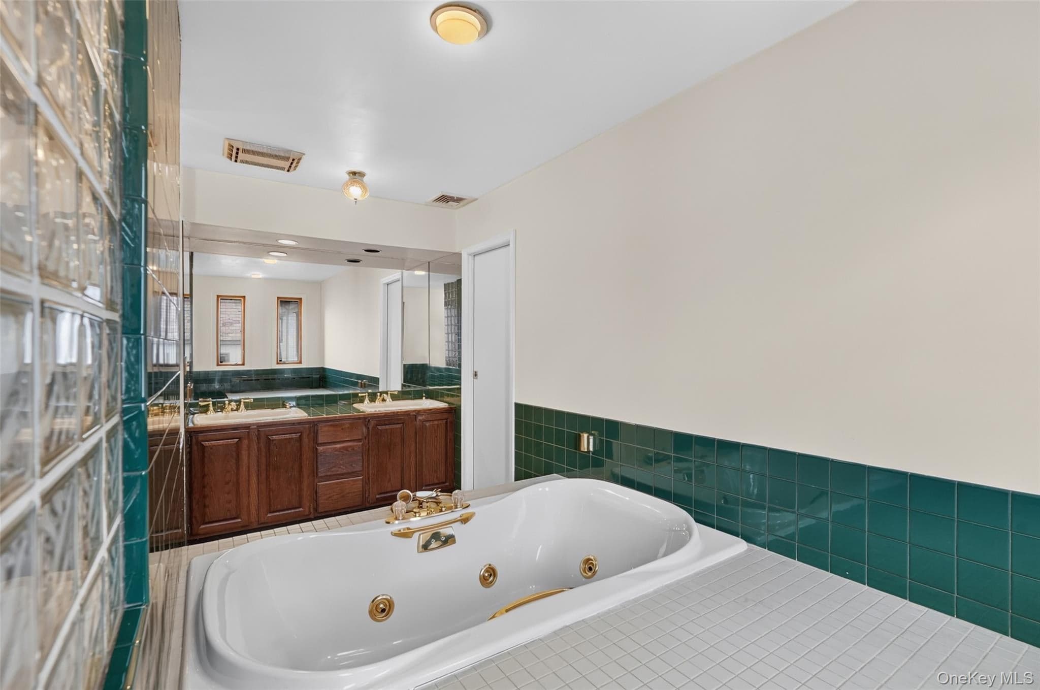 297 E Devonia Avenue thumbnail 25