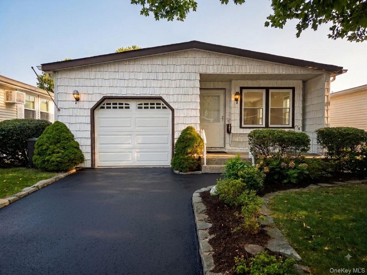 162 Village Circle, Manorville