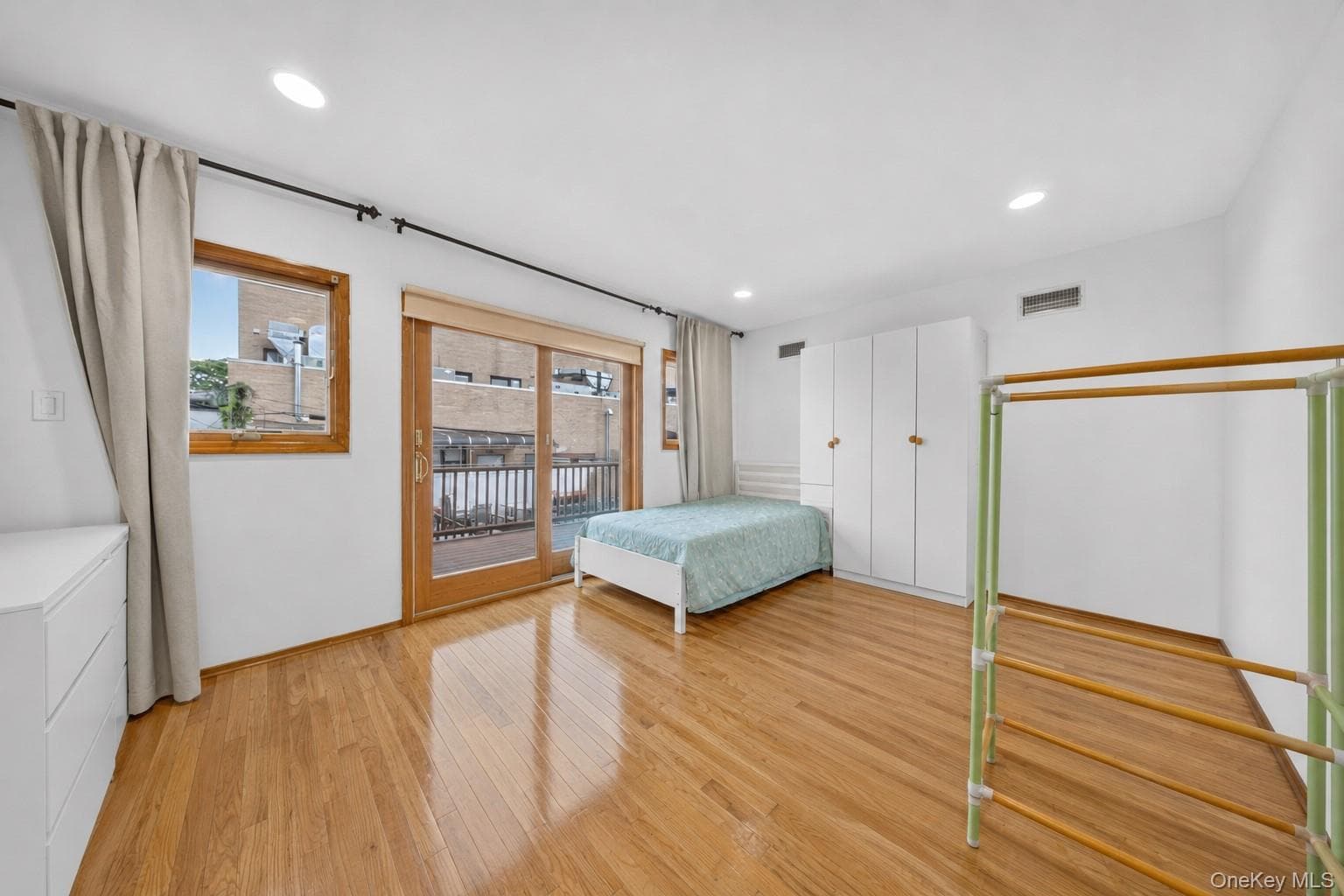 4215 161st Street thumbnail 15