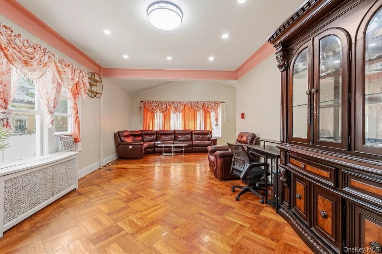 1667 E 51st Street thumbnail 4