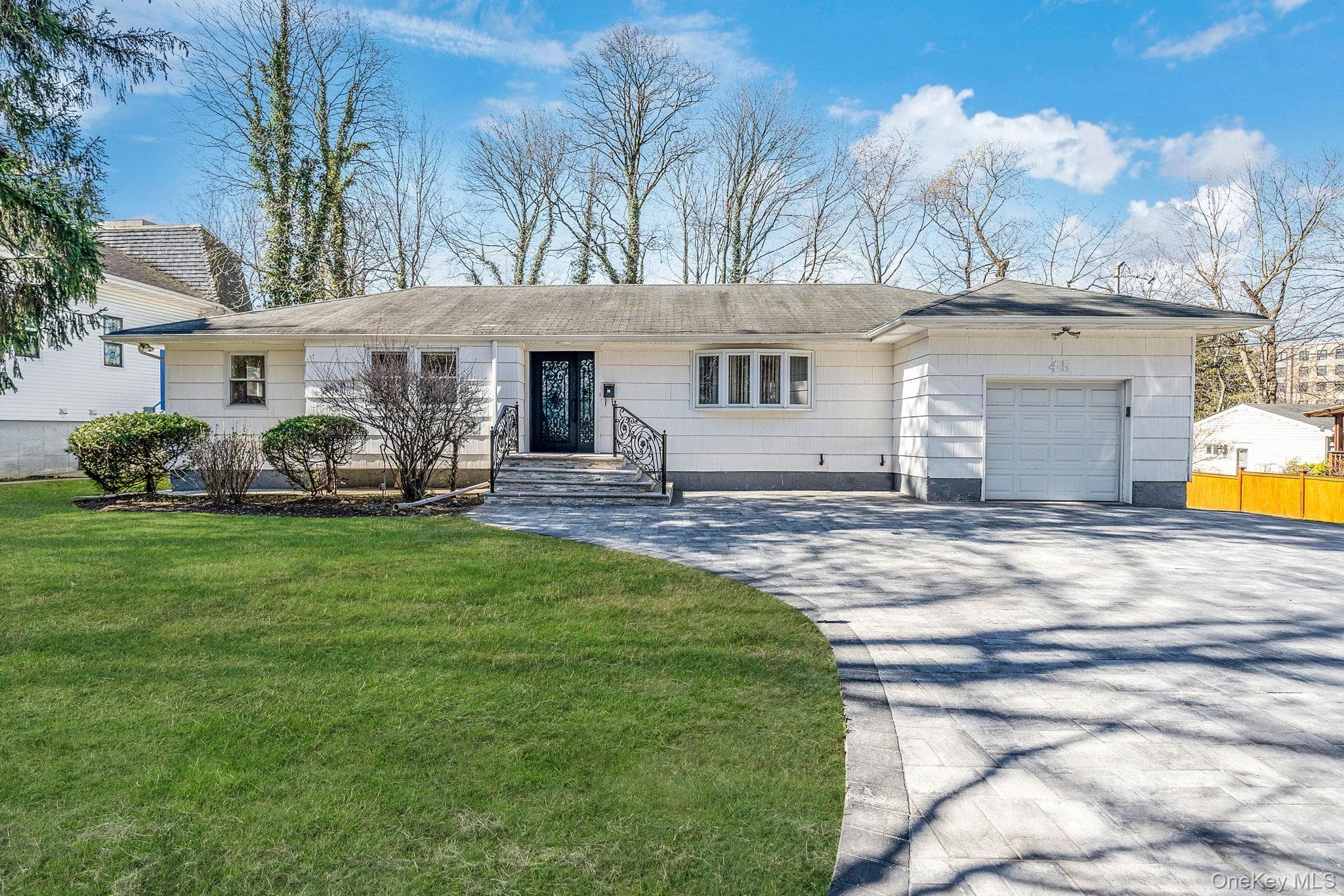 45 Roslyn Road photo 1