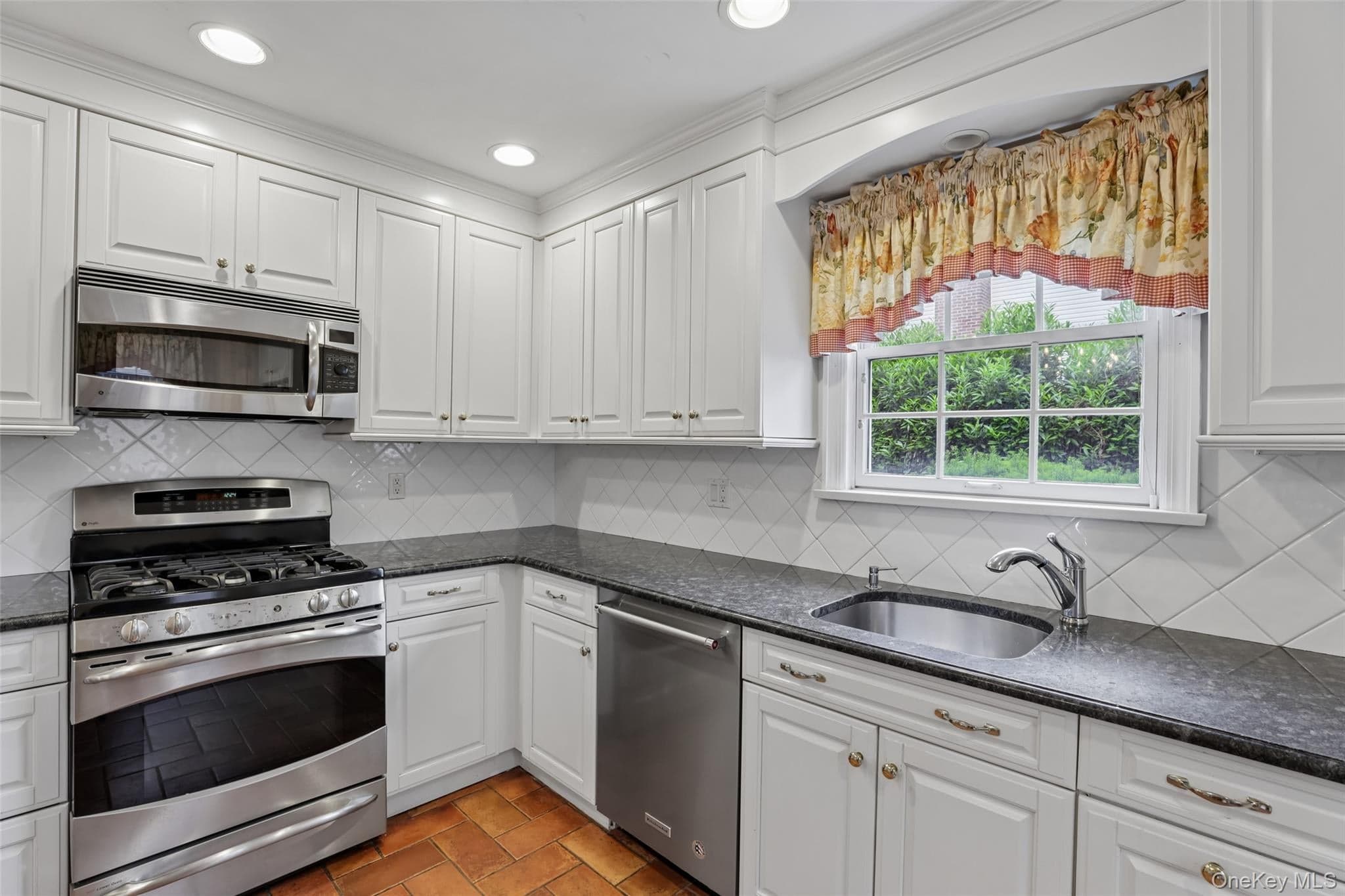 105 Stewart Avenue thumbnail 8