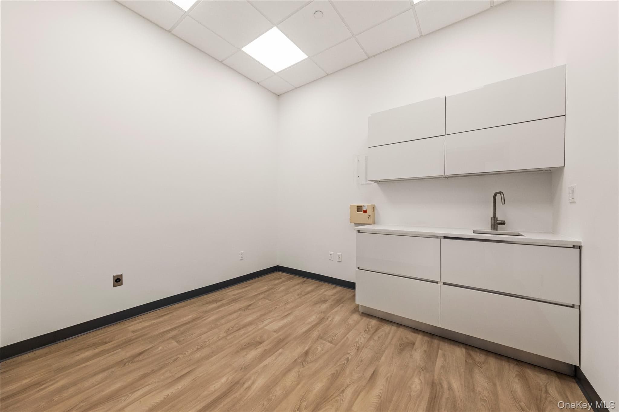 131-07 40th Road Unit: E20 thumbnail 3