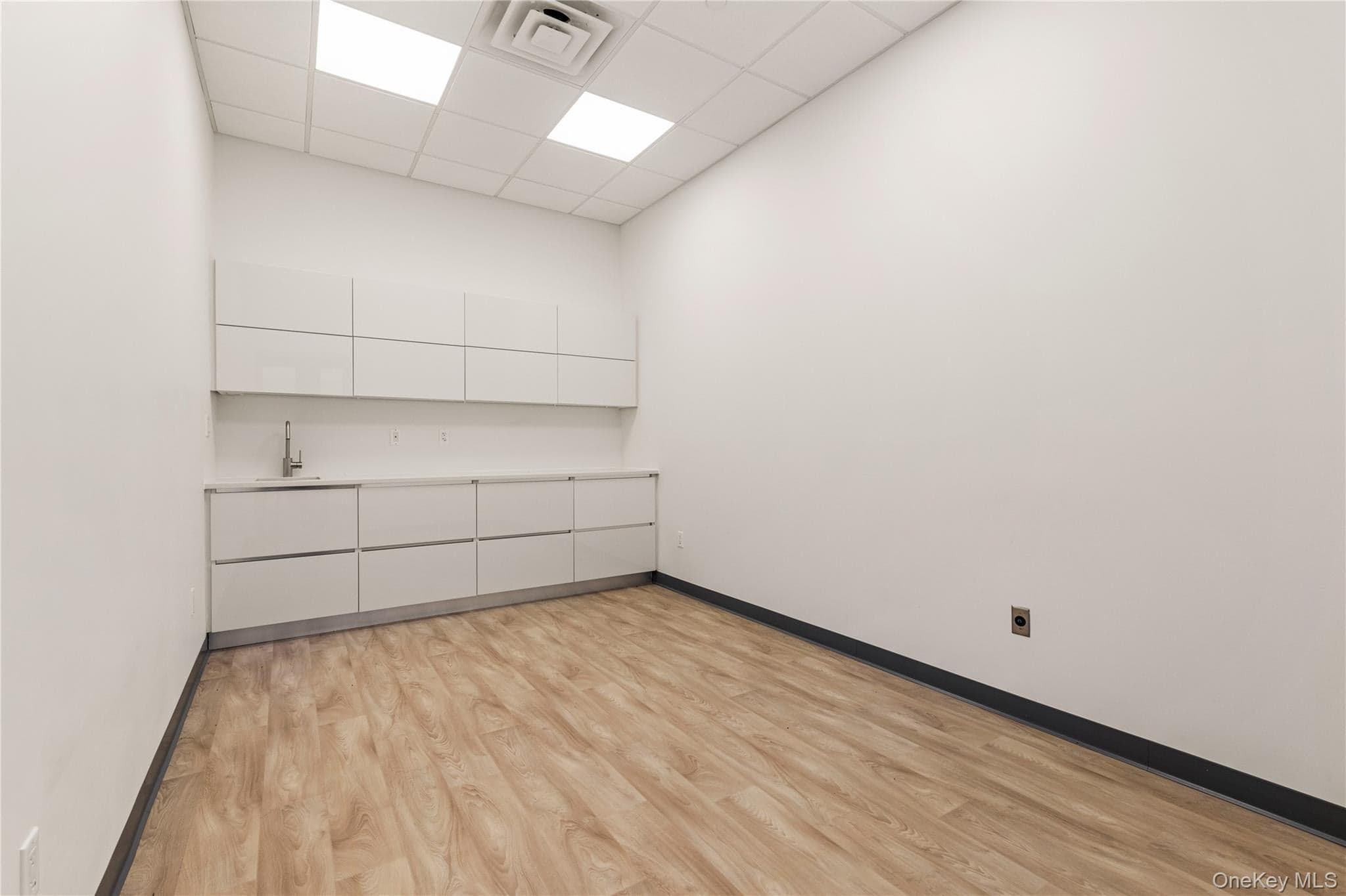 131-07 40th Road Unit: E20 thumbnail 4