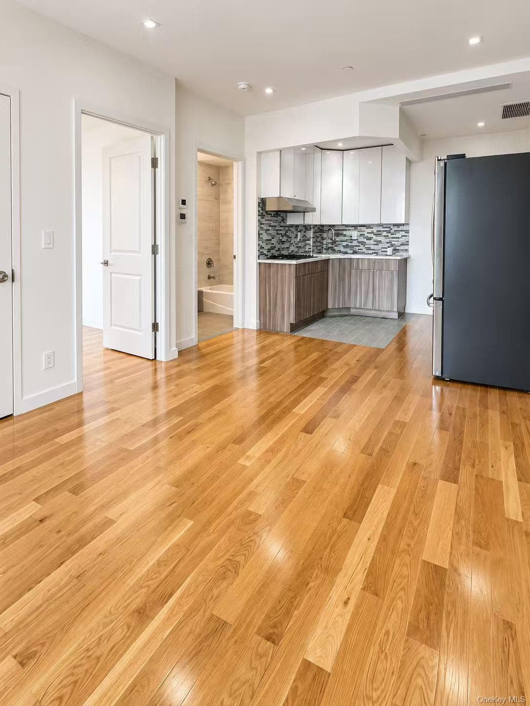 4223 Parsons Boulevard Unit: 2D thumbnail 3
