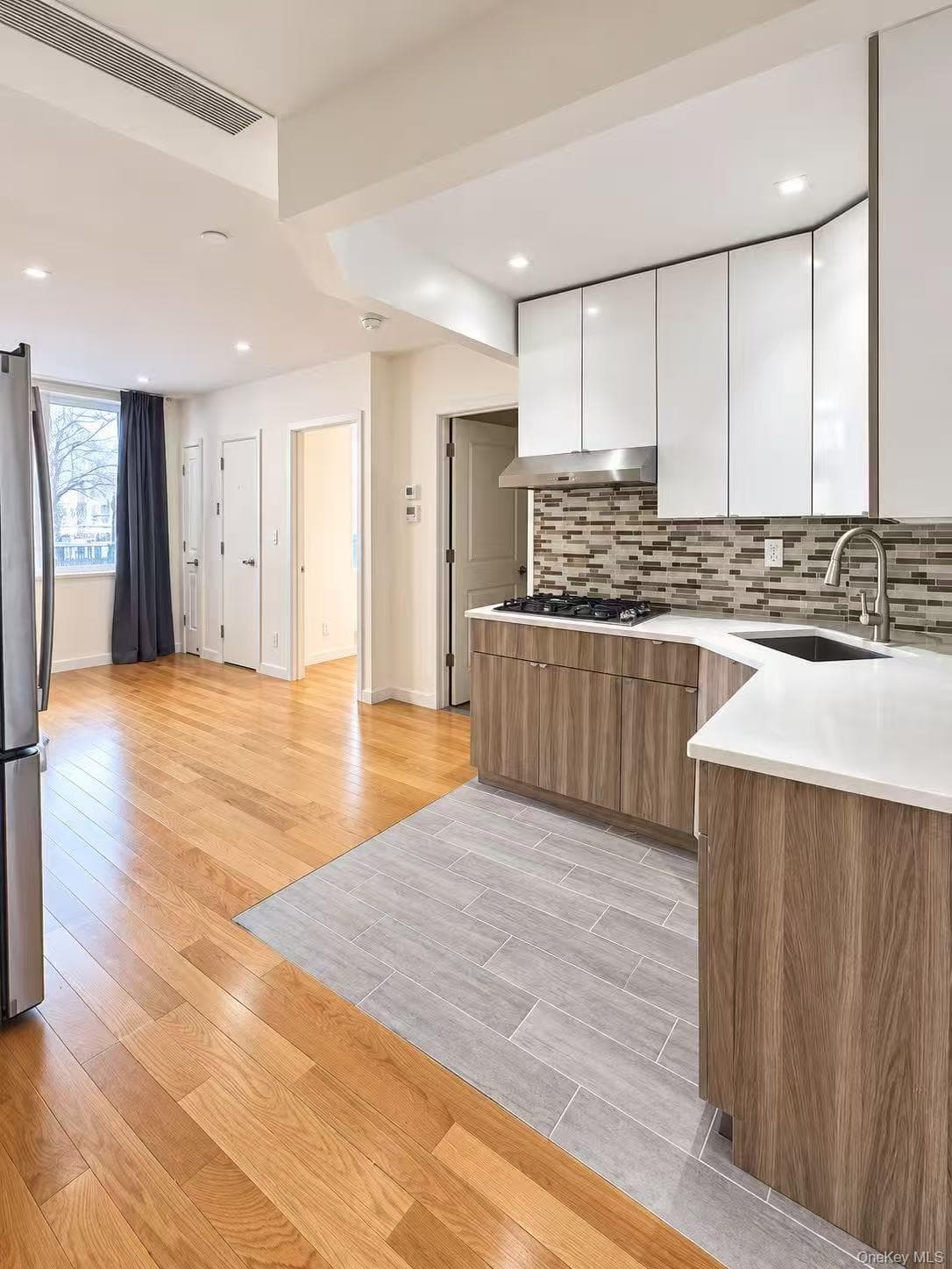 4223 Parsons Boulevard Unit: 2D photo 1