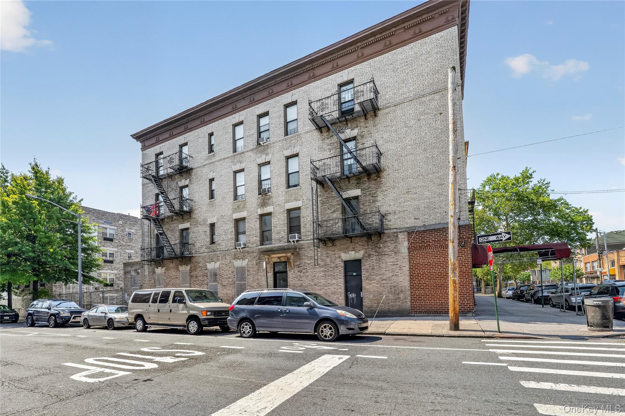 2476 Arthur Avenue thumbnail 3
