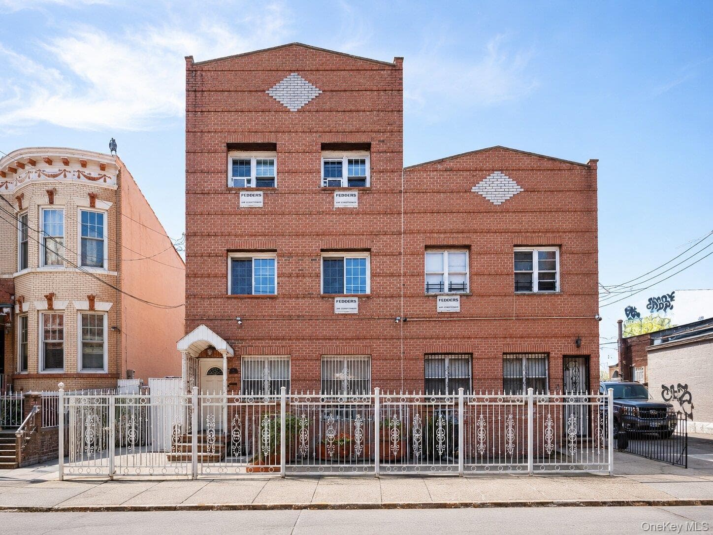 48 Crescent Street photo 1