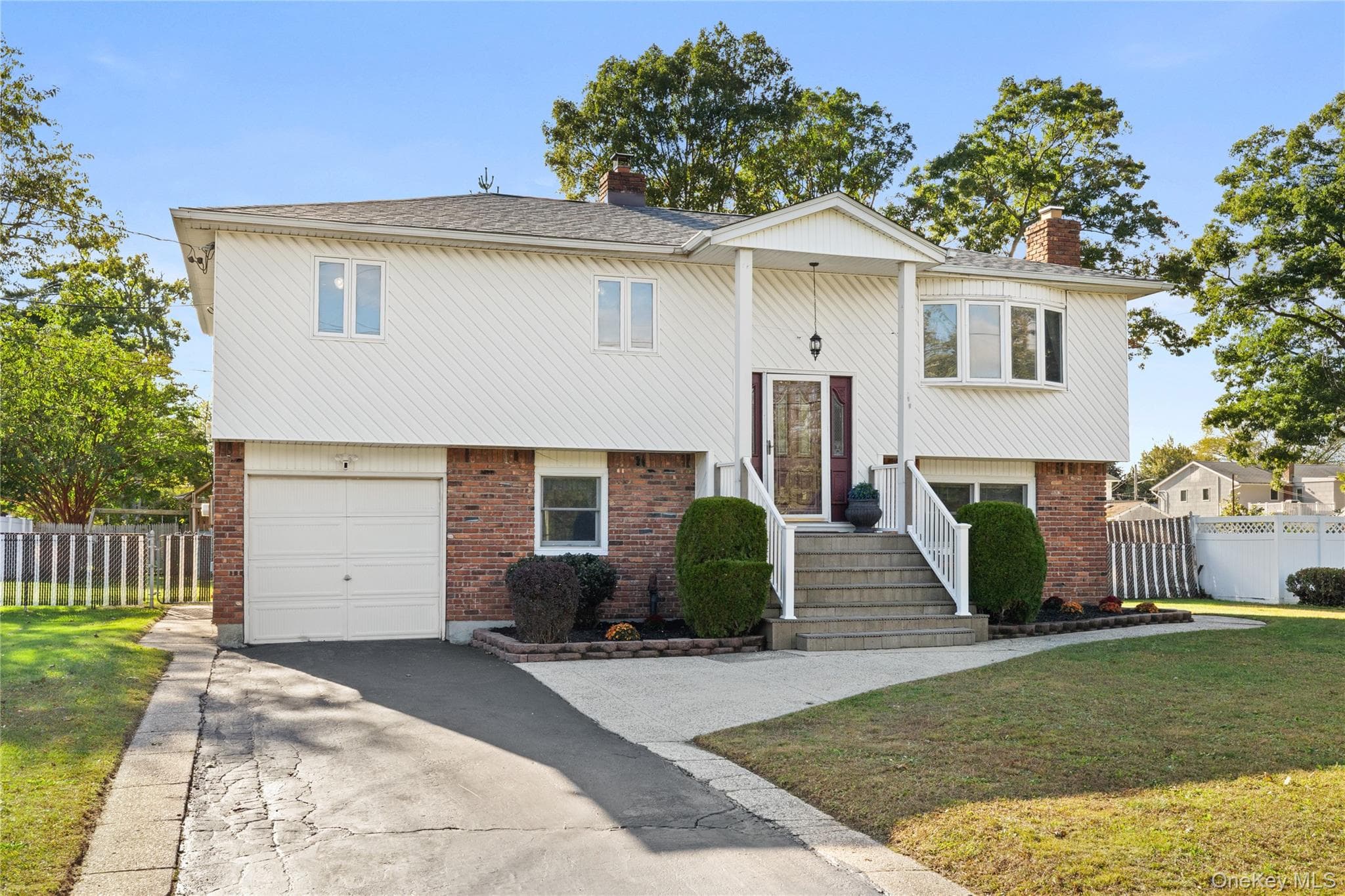 697 East Drive, Lindenhurst
