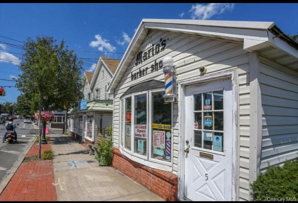 1 E Montauk Highway thumbnail 3