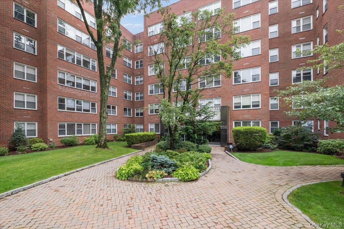 250 Garth Road Unit: 2E3, Scarsdale