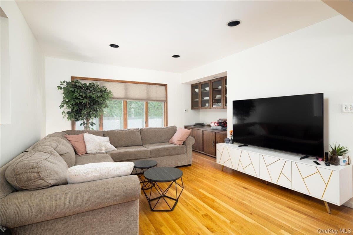 10 Seneca Drive thumbnail 4