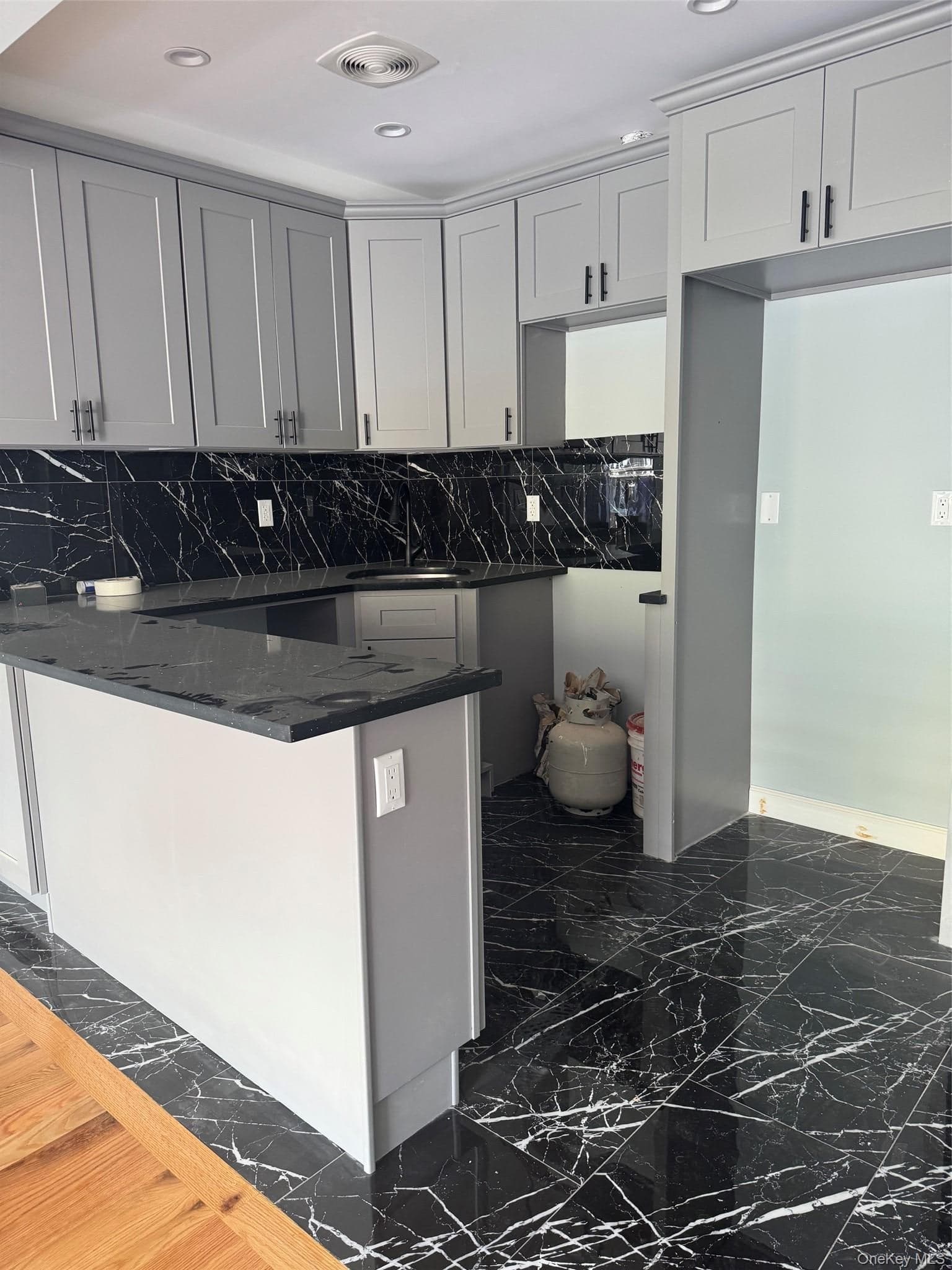 452 Glenmore Avenue thumbnail 3