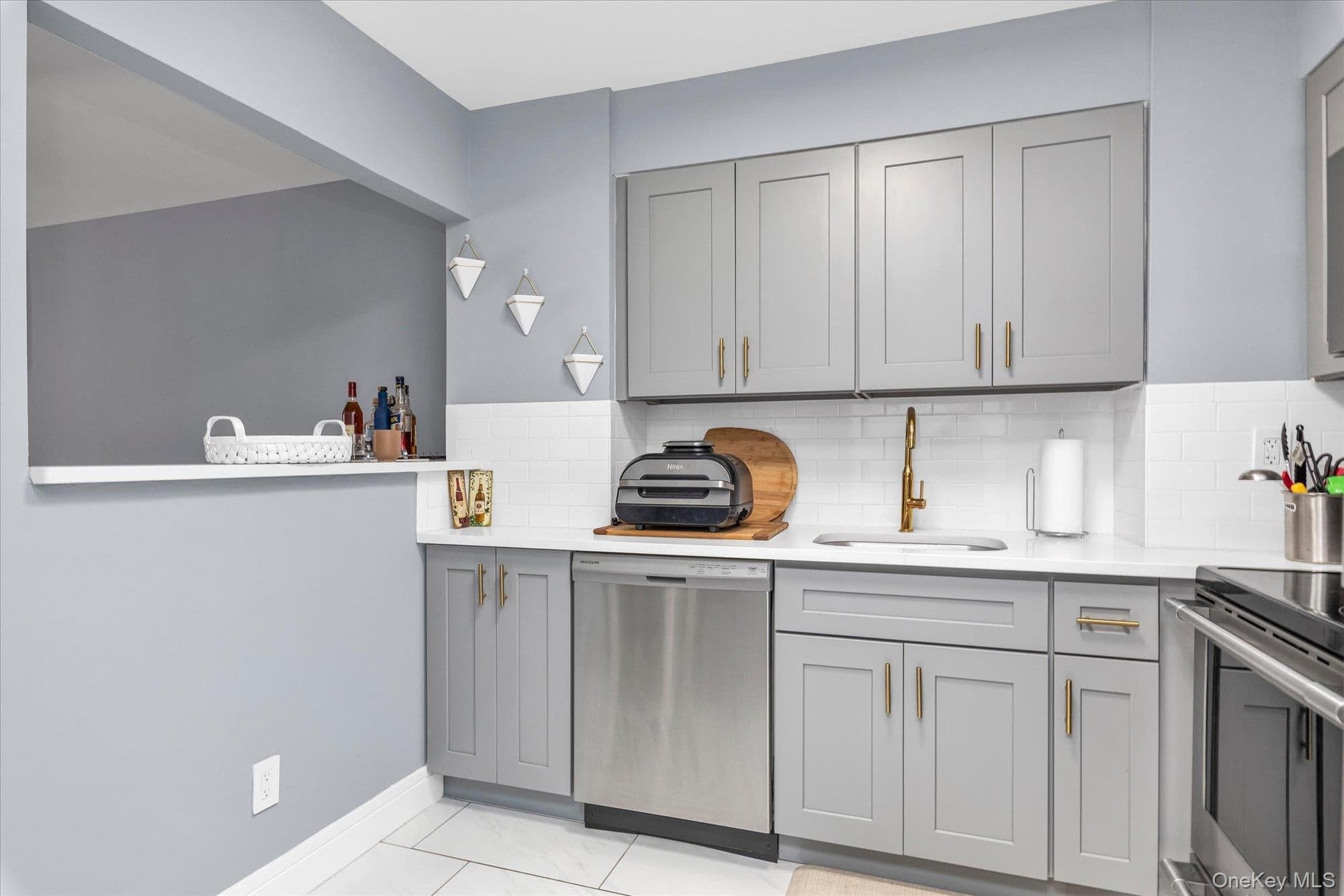 360 Shore Road Unit: 2C thumbnail 4