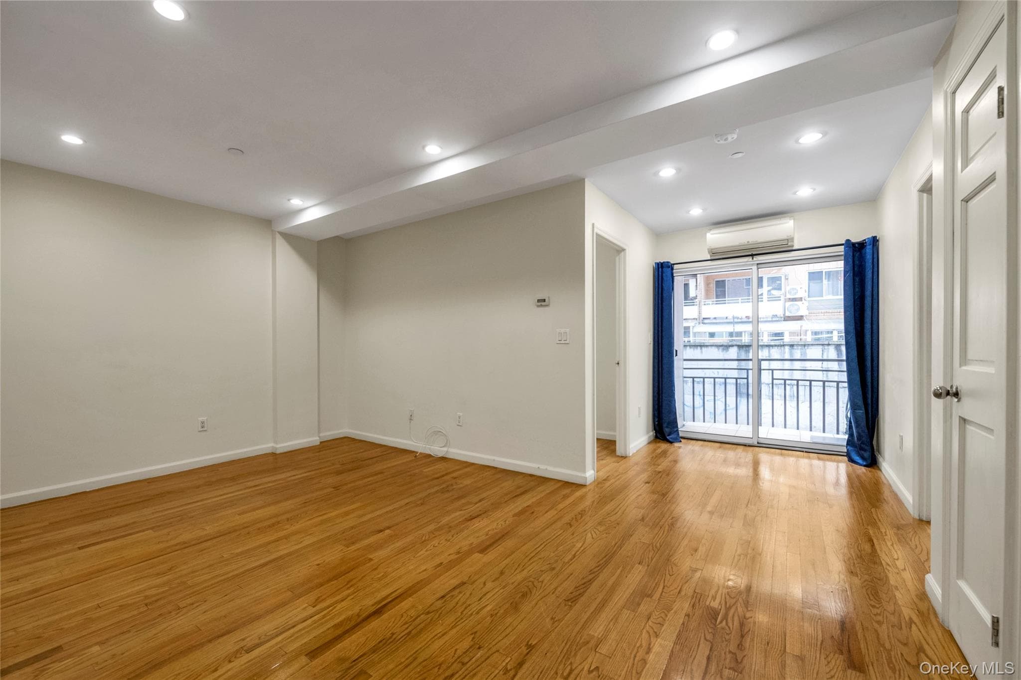 4318 Robinson Street Unit: 4D thumbnail 3
