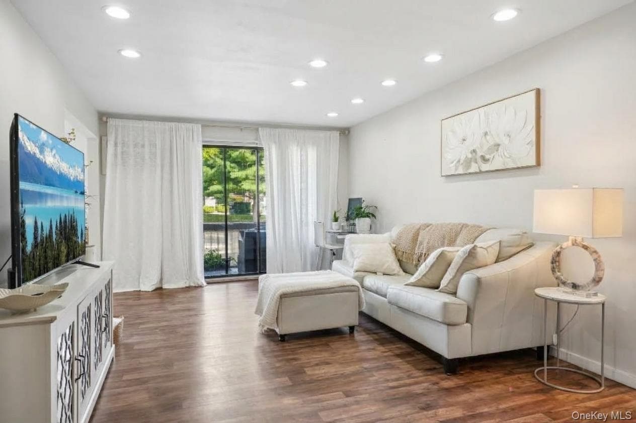 383 Country Club Lane, Pomona