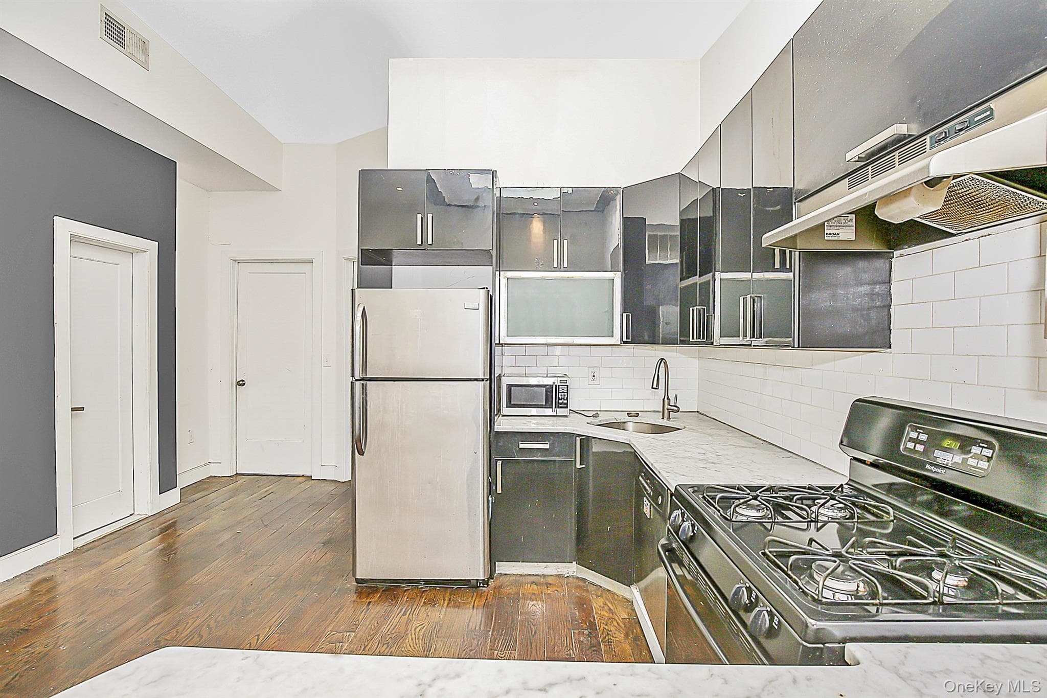 99 Eldert Street thumbnail 9