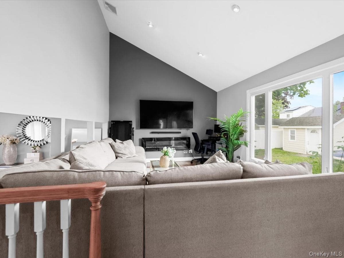 301 W 22nd Street thumbnail 9